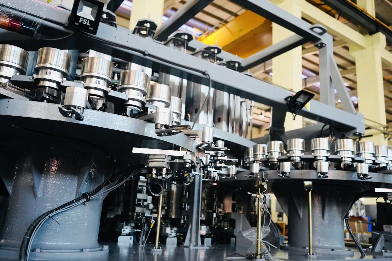 里程碑時刻！達意隆引領(lǐng)亞洲首臺自制72000BPH高速吹貼灌旋